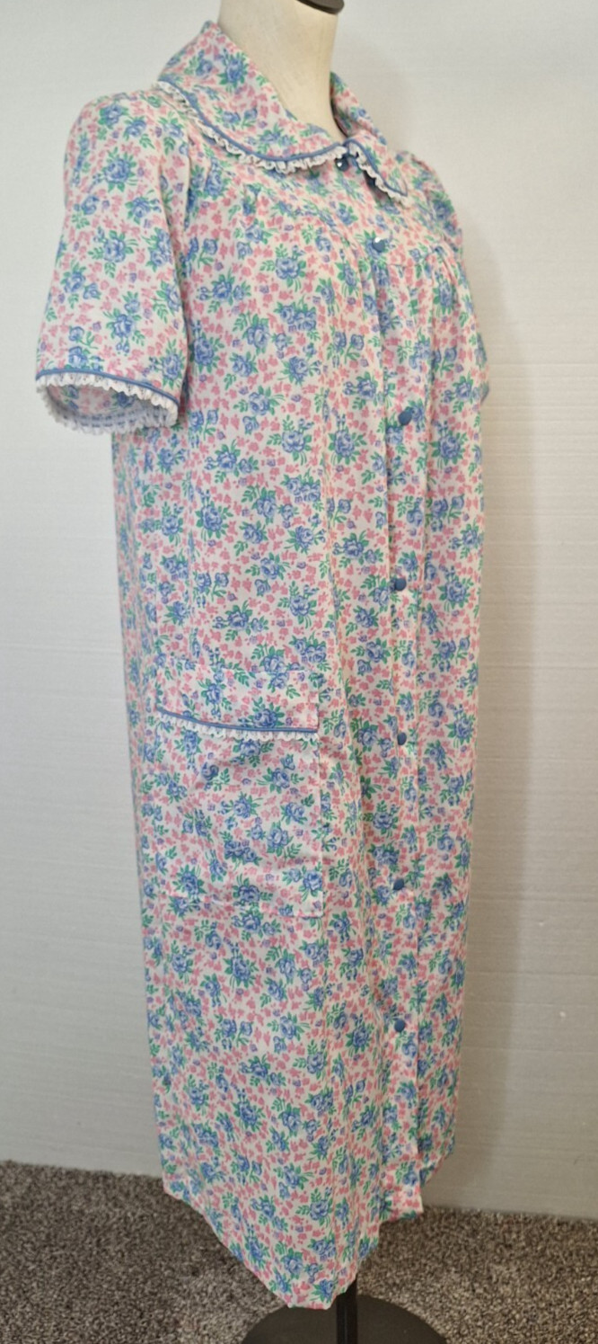 Vintage LOUNGE AROUND Woman’s Size M Floral Short Sleeve Housecoat Nightgown