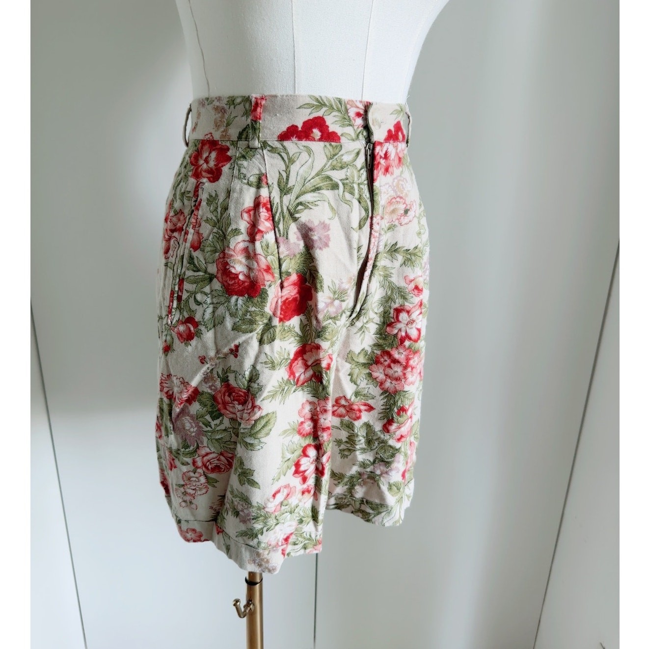 Vintage Linen Floral Print Shorts Size W 24 Pleated Pocket Cottage Core Neutral