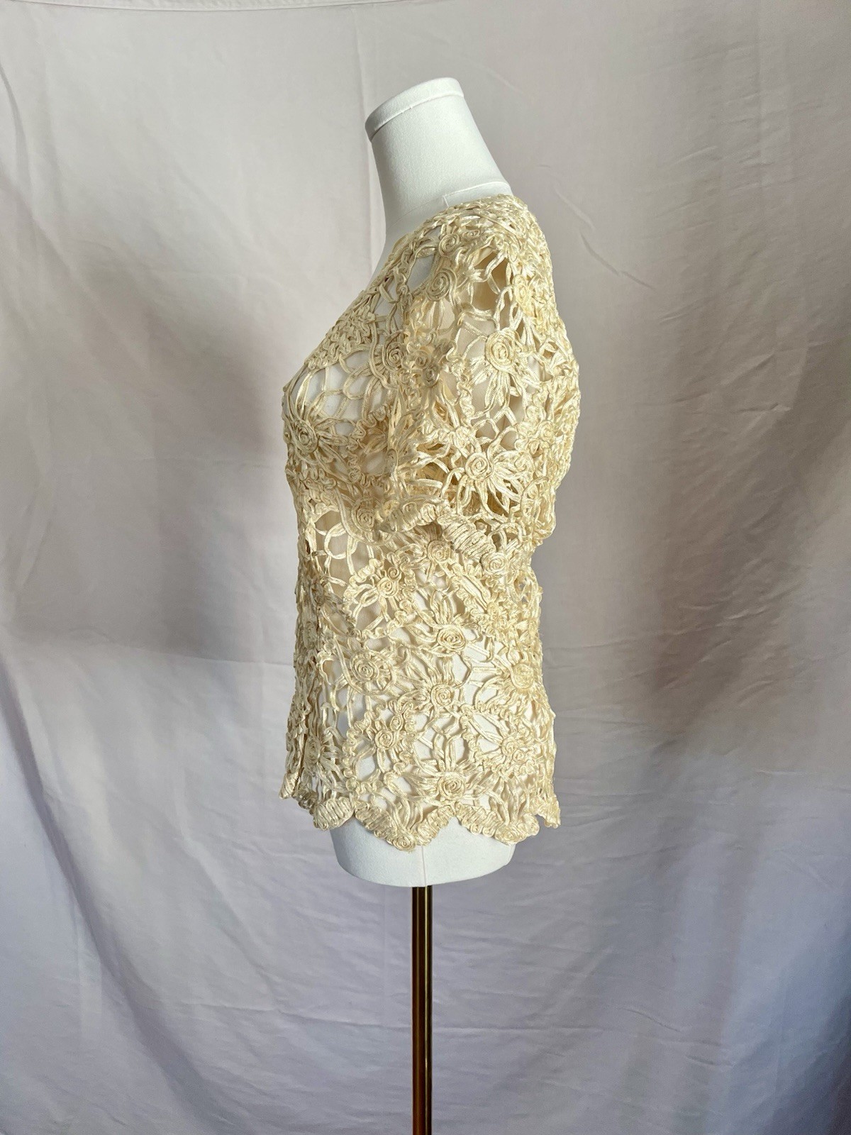 Vintage Boho ribbon crochet short sleeve shirt VTG 1950s Cream And Gold Metallic