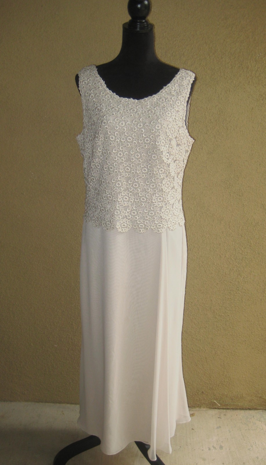 Vintage Daymor Couture C.Mercedes Ferreira beige embroider overlay long gown 12