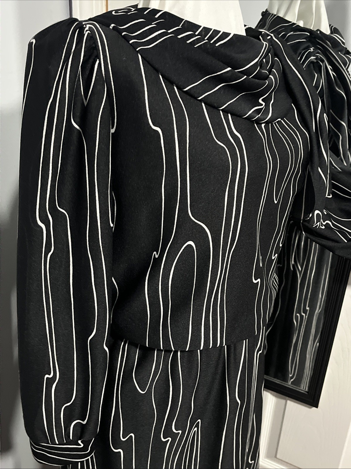 VINTAGE TJUNIORS FABULOUS BLACK WHITE DRESS ABSTRACT 8/10