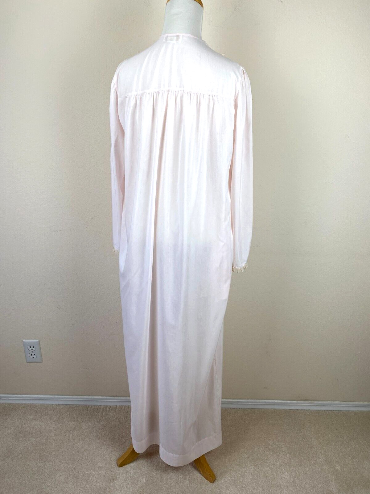VTG Barbizon Intimate Long Robe S Pink Lace Embroidery Classic High Neckline 70s