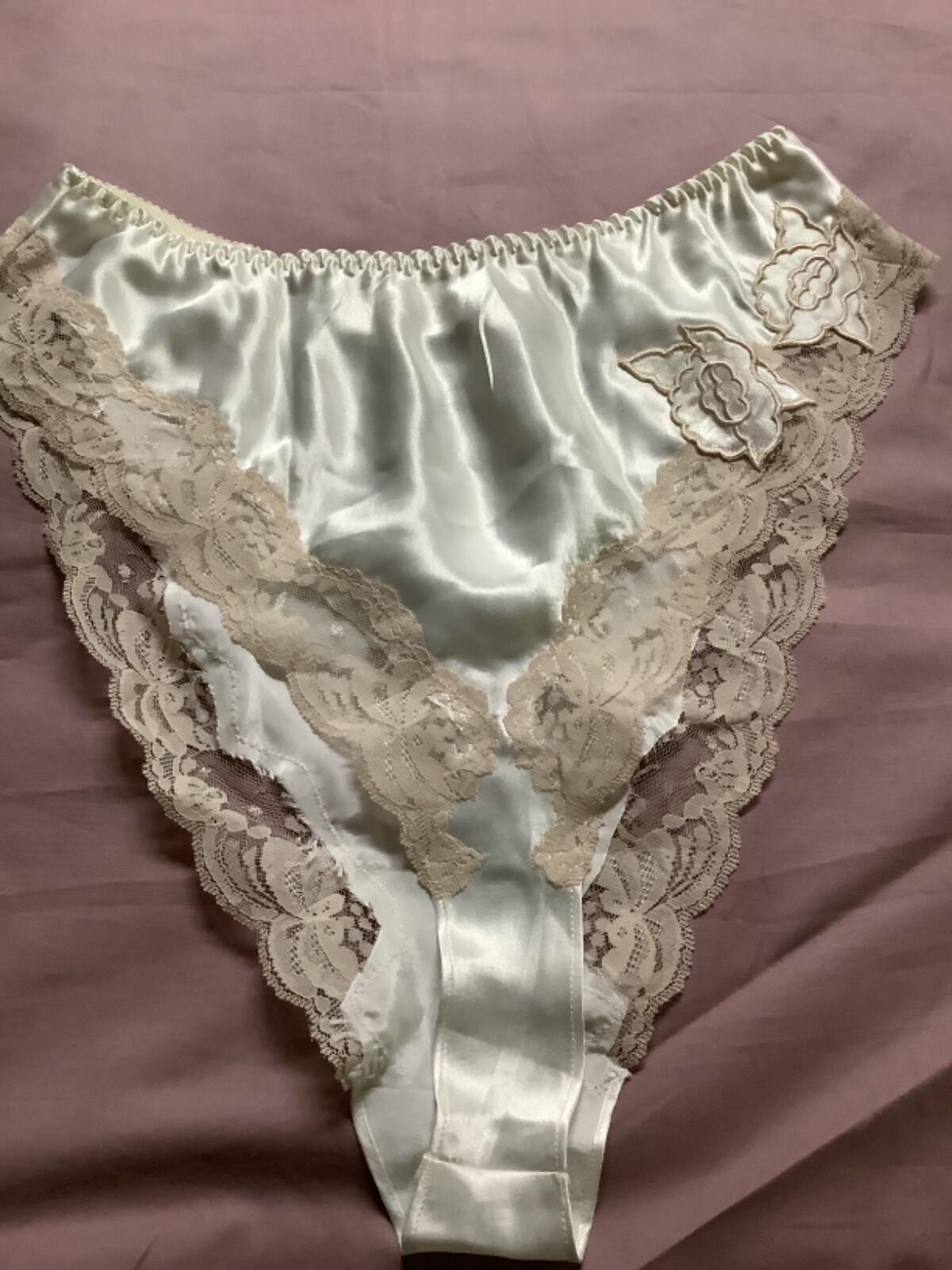 VINTAGE 90’s VICTORIA SECRETS GOLD LABEL CAMI & HIGH CUT PANTIE SET CREAM &IVORY