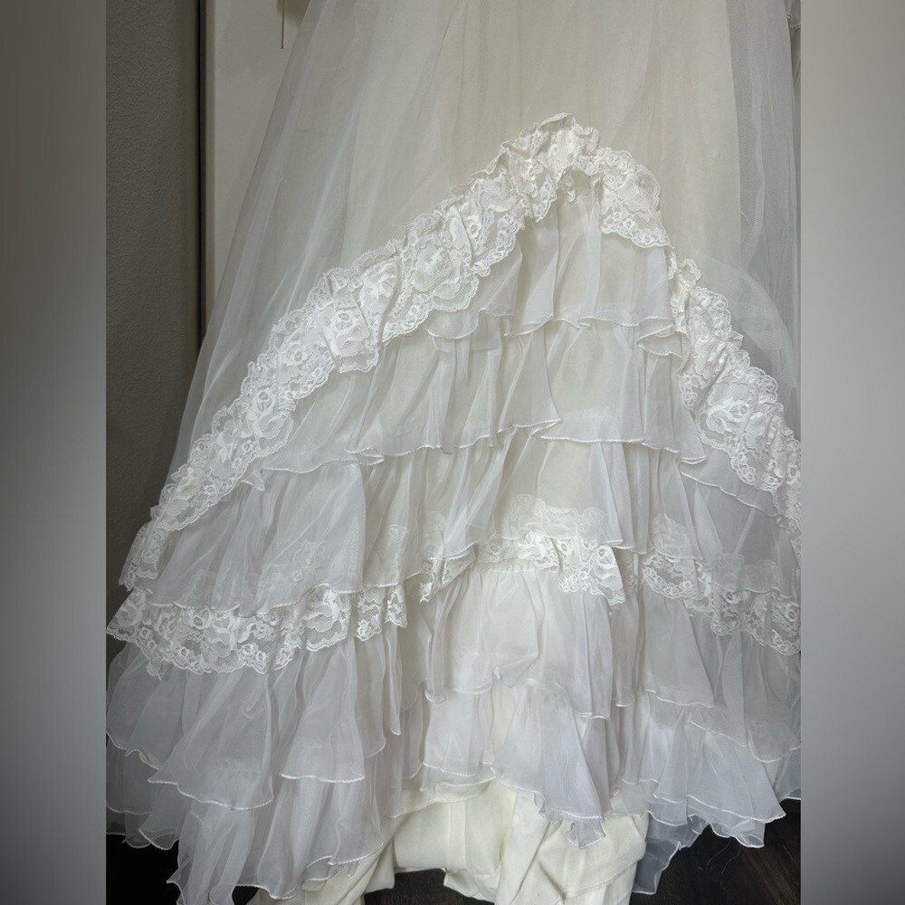 Vintage IGLWU Wedding gown size 6 lace ruffles waterfall beads train