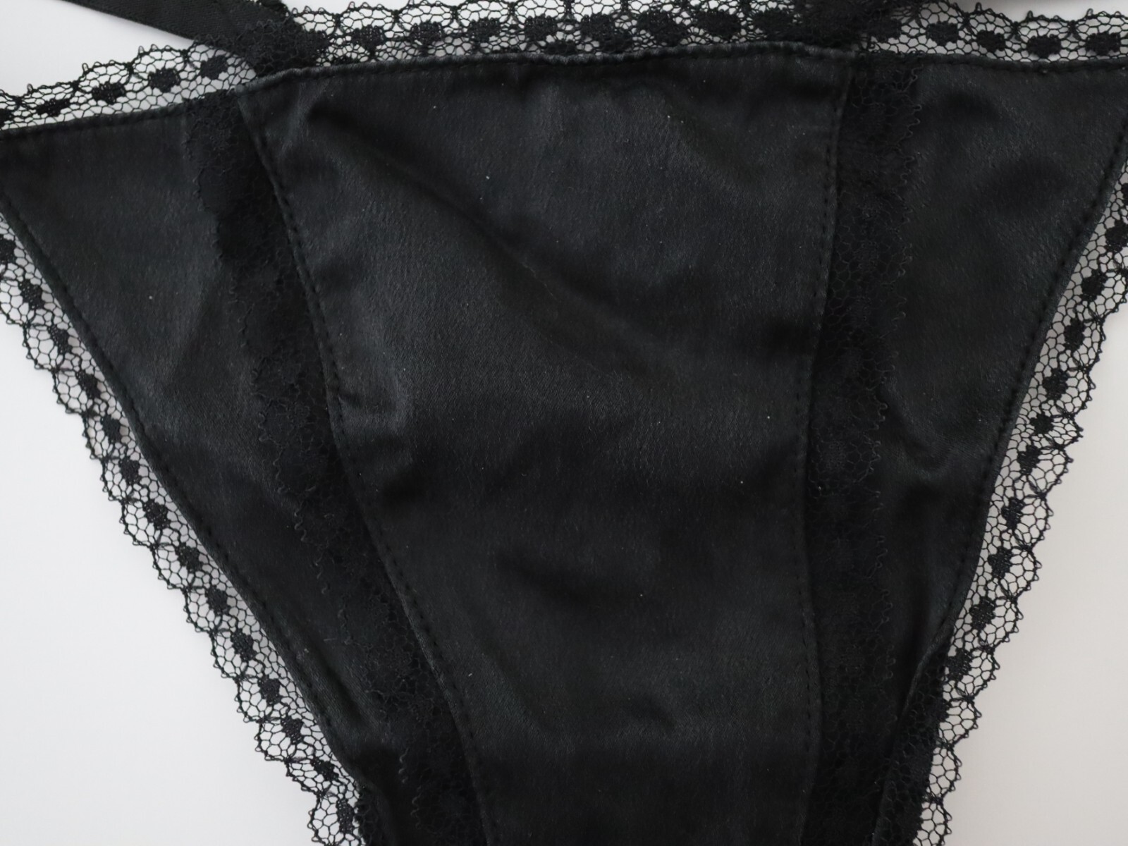 VTG Victoria’s Secret Y2K Silk Lace Edge V-String Thong Panty SMALL