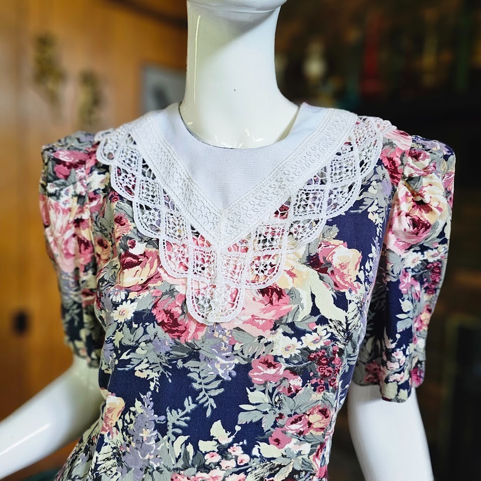 Vintage 80s Trad Wife Full Bloom Cottage Floral Puff Sleeve Modest Tea Dress M
