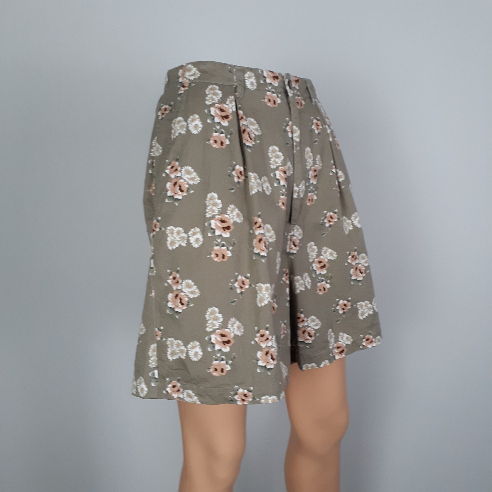 90’s Vintage Floral Shorts by Northwest Blue Size 8 Pleat Front Shorts