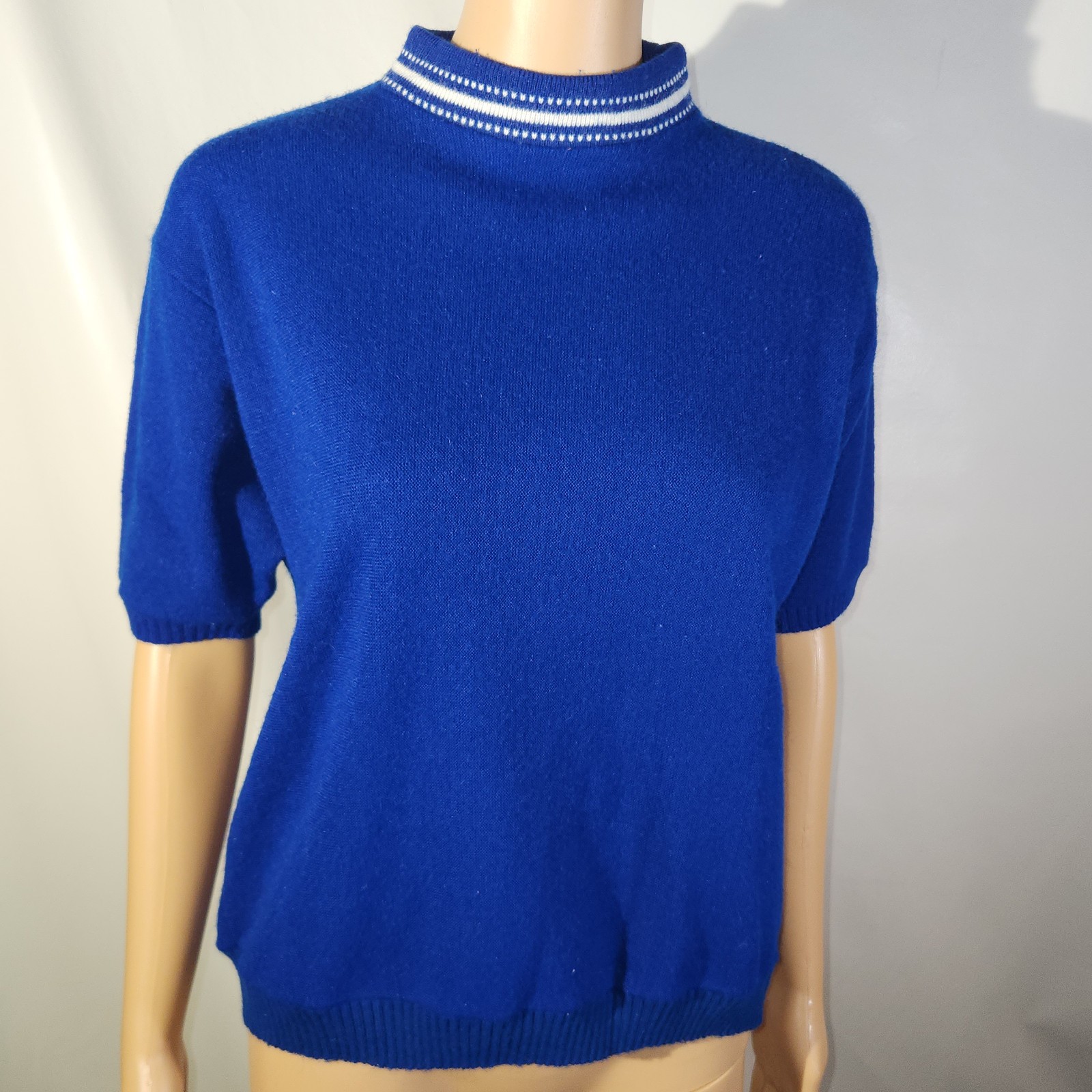Vintage Campus Women’s Size Medium Orlon Acrylic Sweater Blue 60s Mod Mock Neck