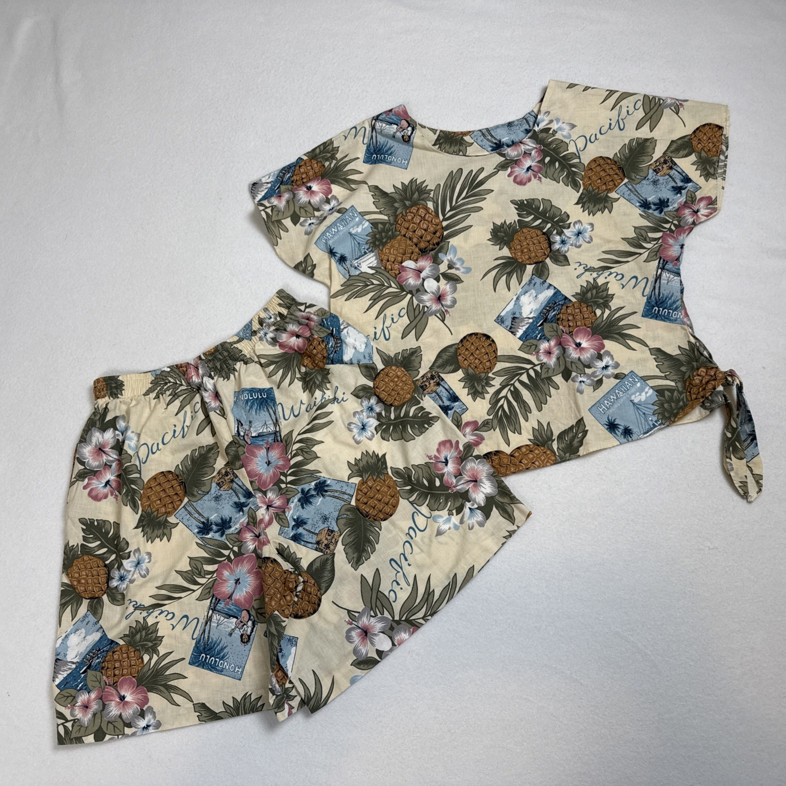 HILO HATTIE Hawaiian Original 2 Pc Set Medium Shorts Top Blouse Floral Tour Vtg