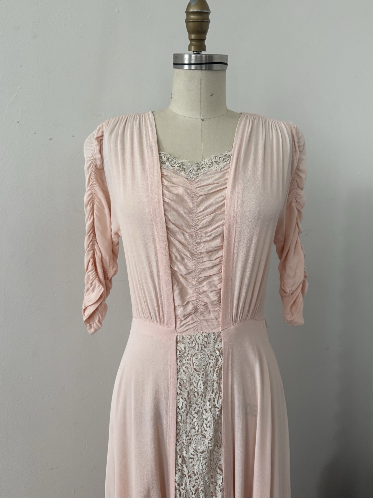 Stunning 1940s Pink Crepe/Crocheted Lace Gown Wide Sweep Skirt XS S