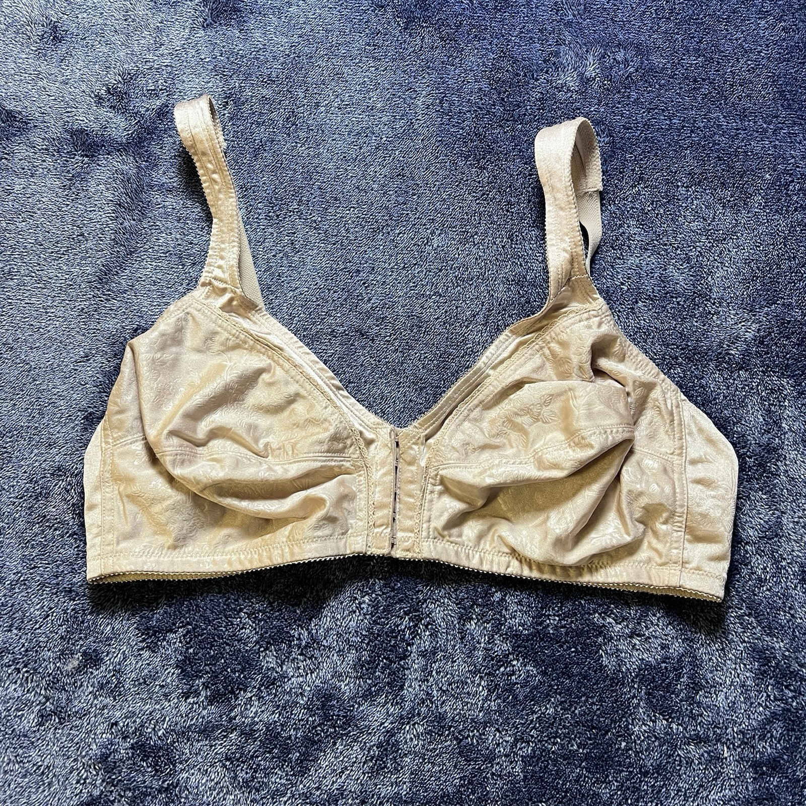 Vintage Women’s Nude Bra Size 42D Front Hook Soft Cup Adjustable Straps