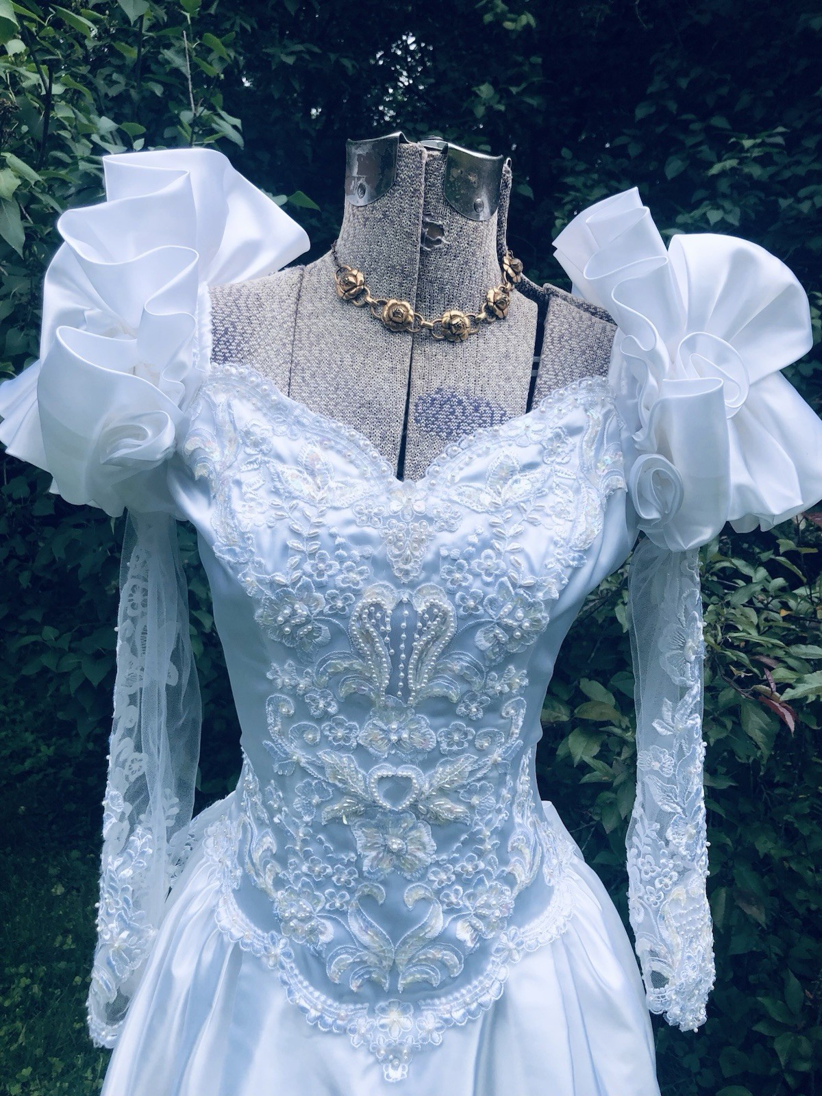 Vintage 1980’s Pearls Floral Appliqués Sequin Lovely Wedding Gown Dress 32-24-62