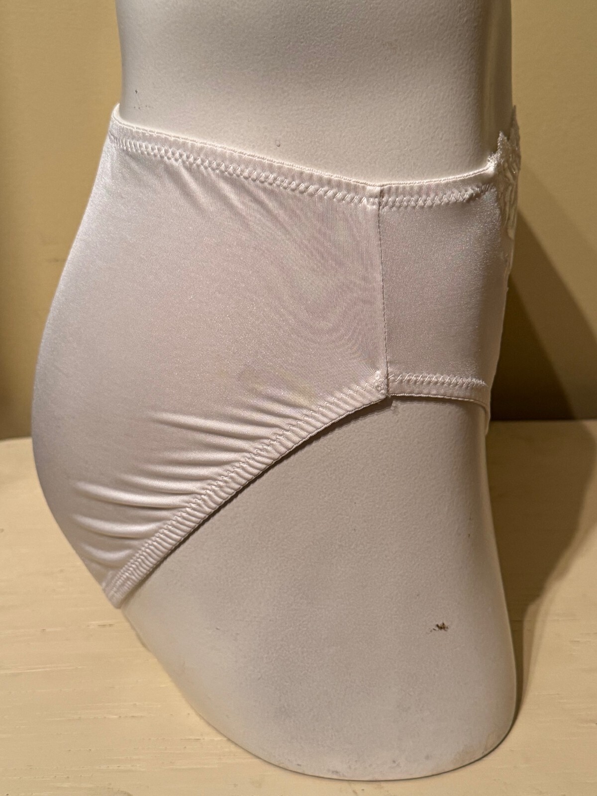 VINTAGE SOMA ~ IVORY ~ SENSUOUS LACE HIGH LEG BRIEF PANTIES ~ SIZE SMALL