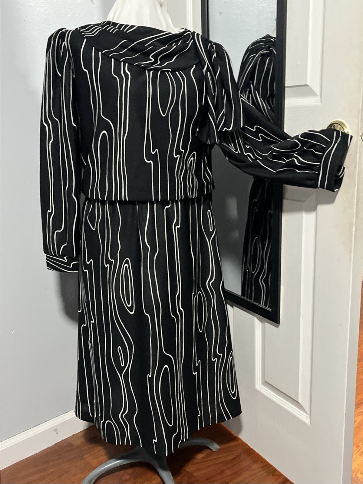 VINTAGE TJUNIORS FABULOUS BLACK WHITE DRESS ABSTRACT 8/10