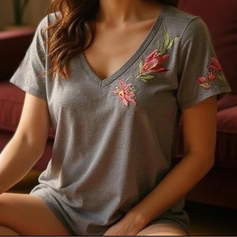 TORRID Flowers Classic Vintage Slub V-Neck Tee NWT Size 5X