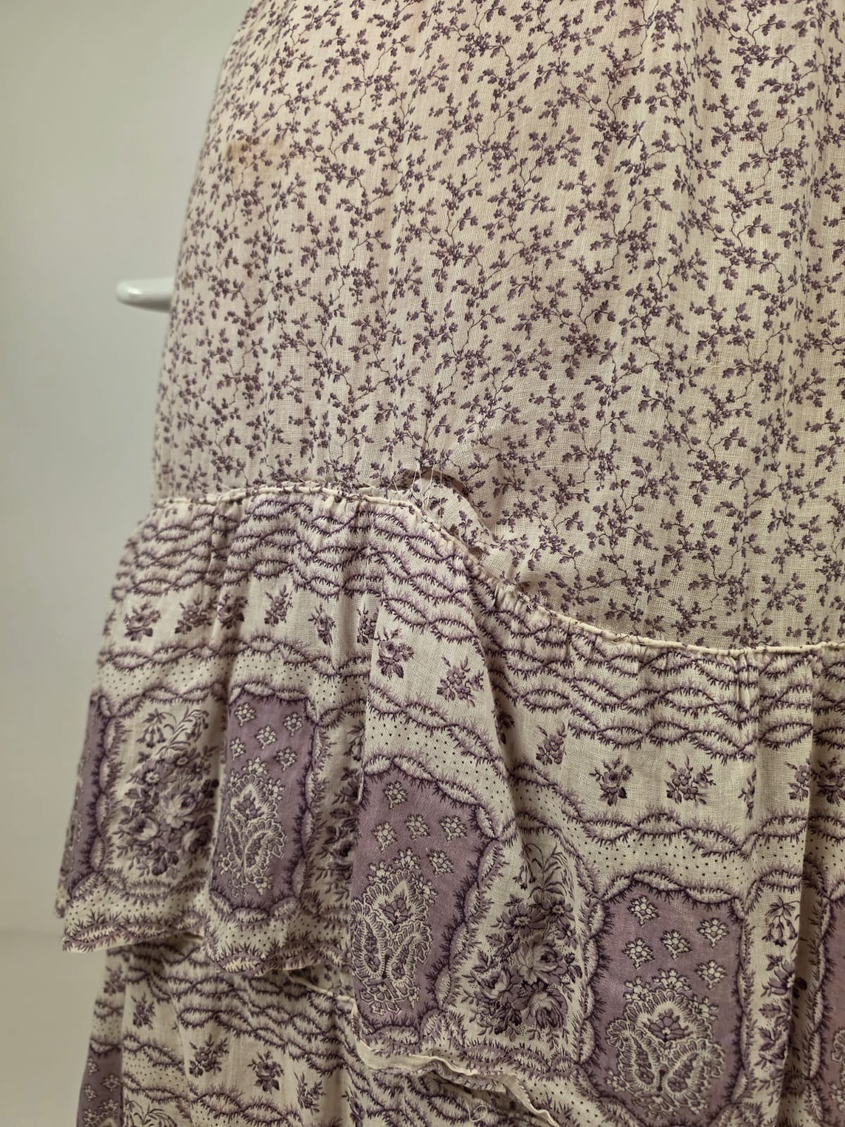 ROMANTIC 1850’S PRINT MUSLIN DRESS W TRIPLE FLOUNCE FULL VOLUME SKIRT