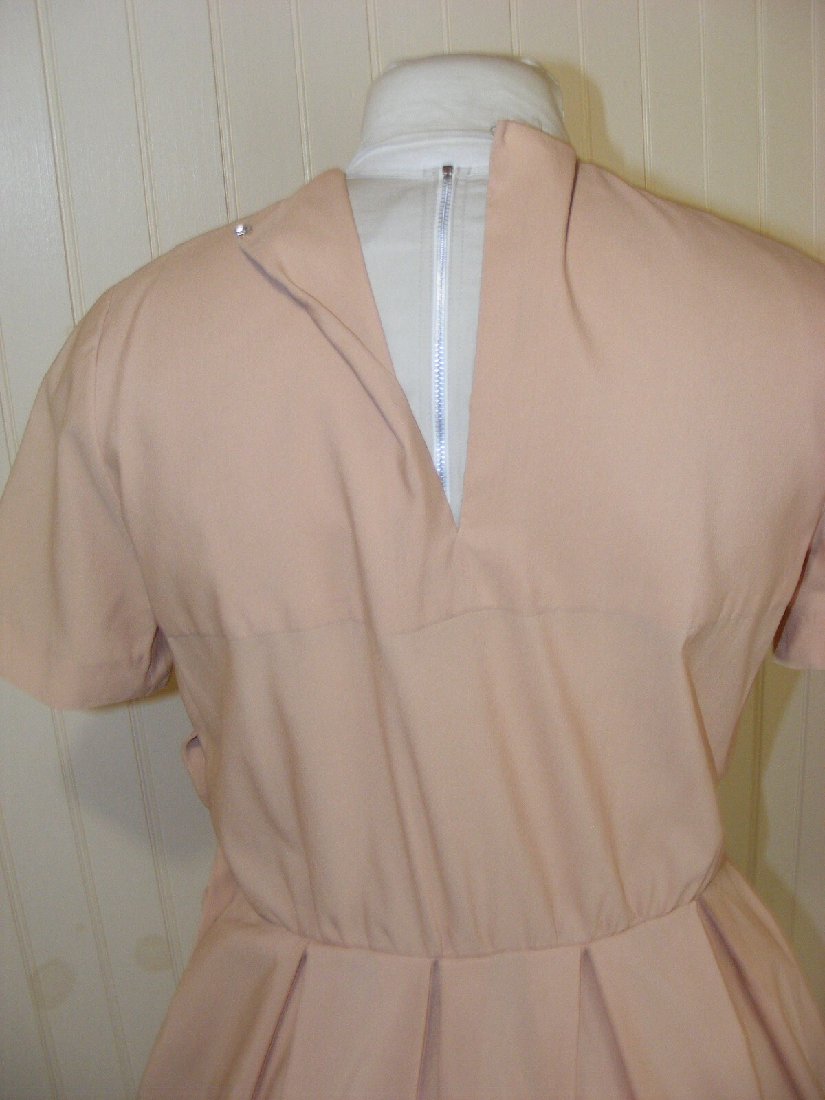 60S DRESS BEIGE NYON CREPE PLEATED SKIRT SHORT SLEEVE VINTAGE CLOTHING 38/30/46″
