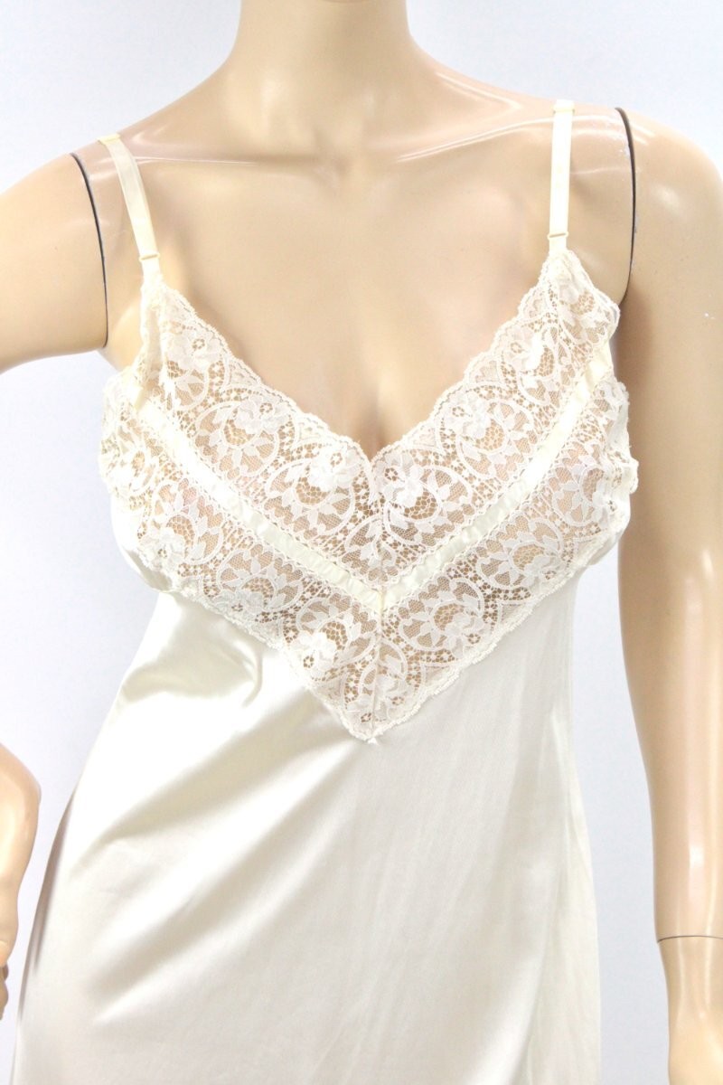 Vintage Full Slip size 38 Creamy Soft Nylon Beautiful Wide Lace at Bust
