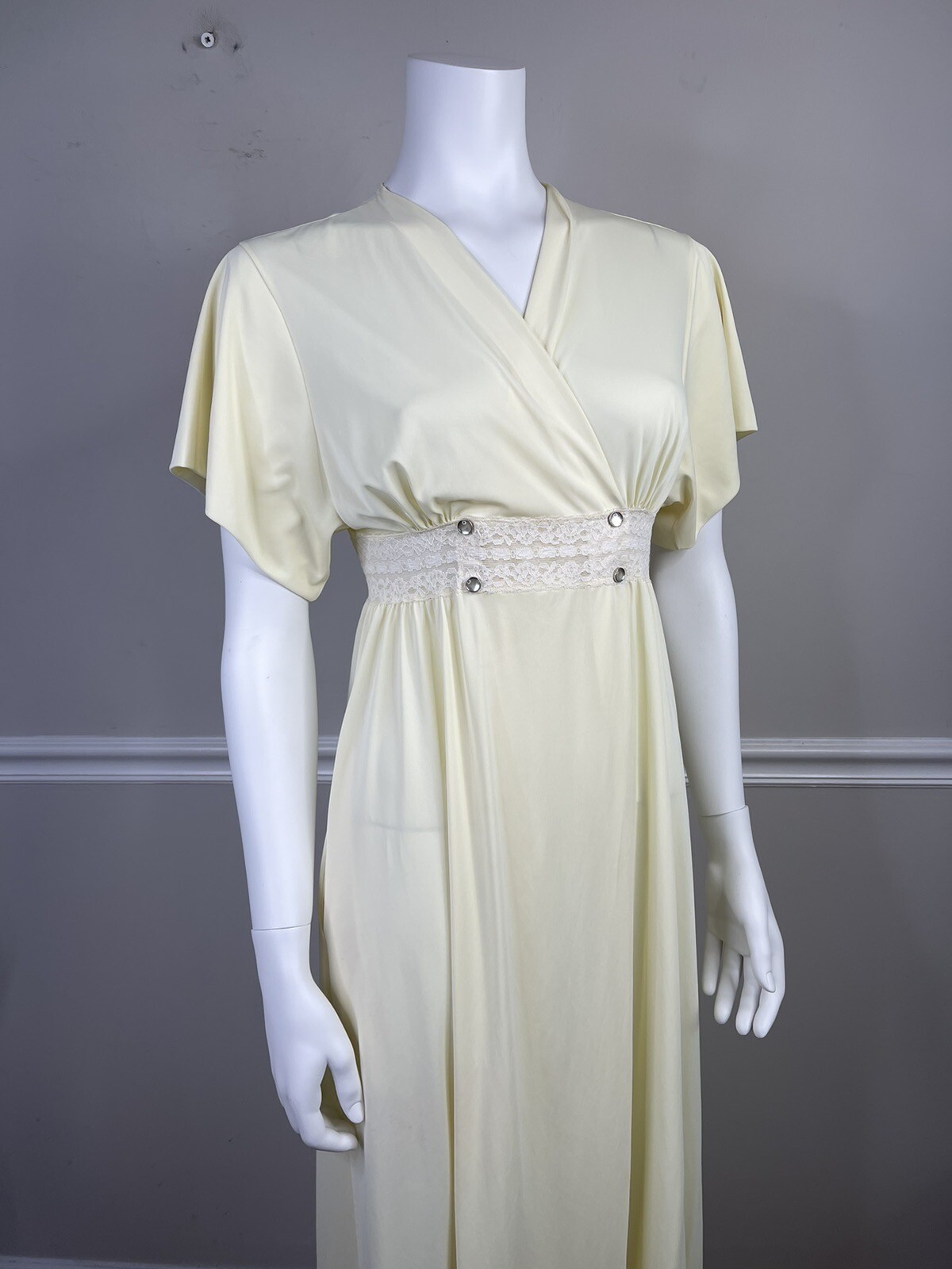 Vintage Shadowline Long Nightgown Womens 32” petite nylon Lace Pearl Snap Wrap