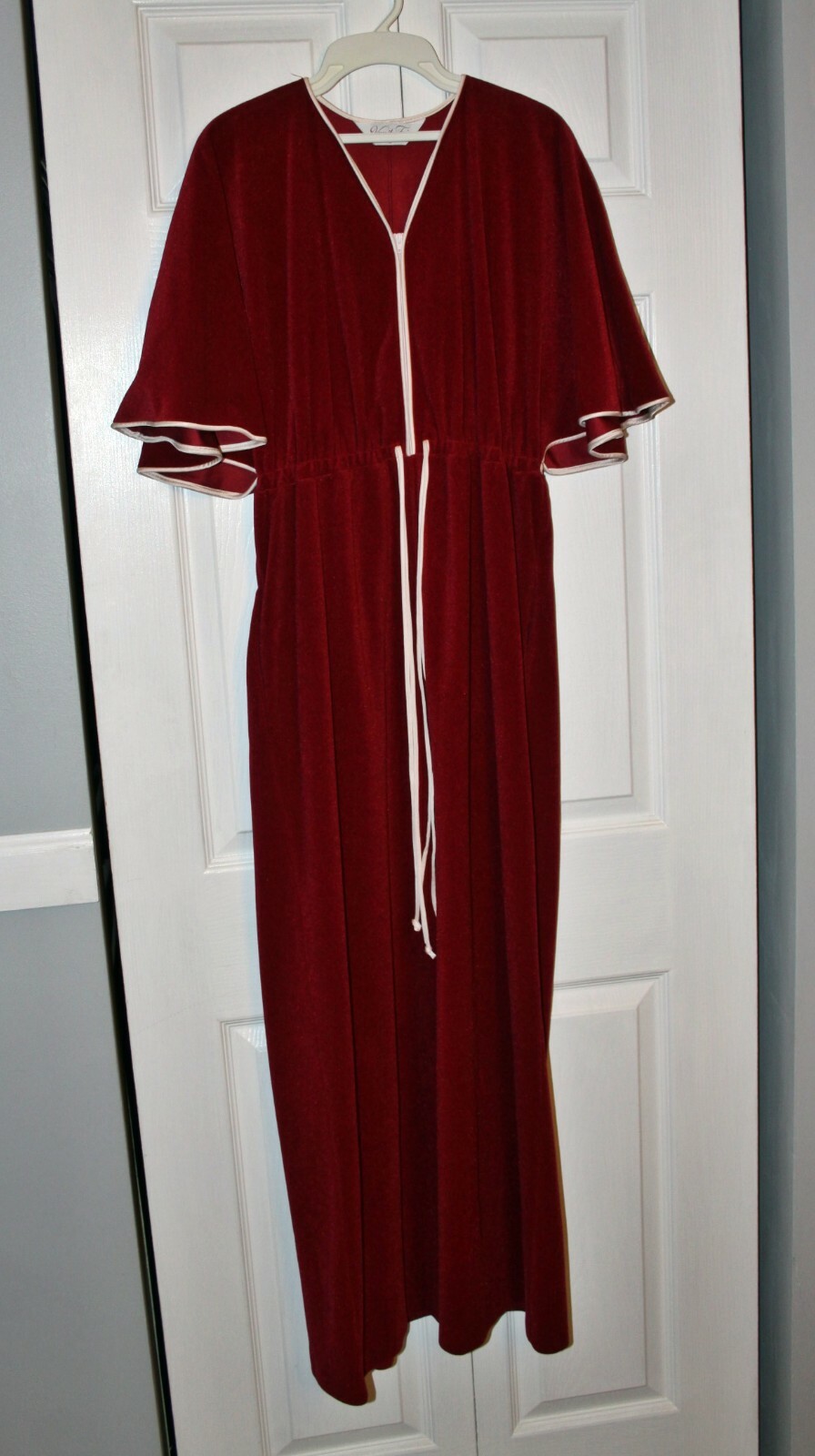 Vintage Vanity Fair Full Length Nightgown/Robe Size: Small, 55″ long
