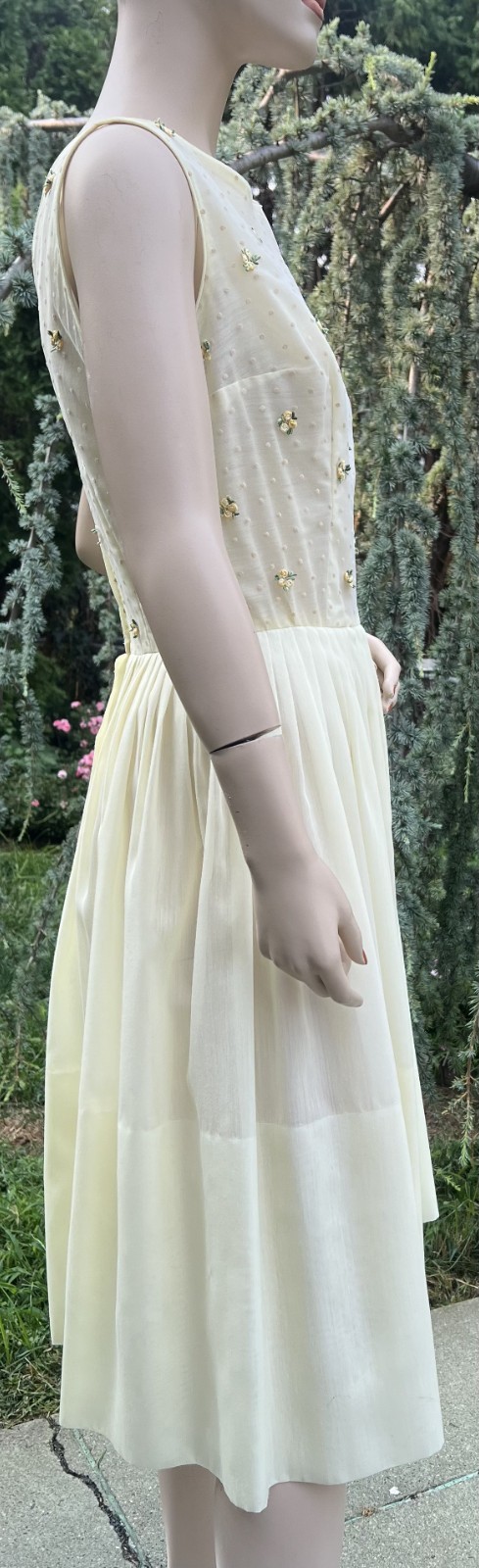 VINTAGE 1950’s L’AIGLON YELLOW COTTON DRESS SHEER NET FLORAL EMBR. BODICE