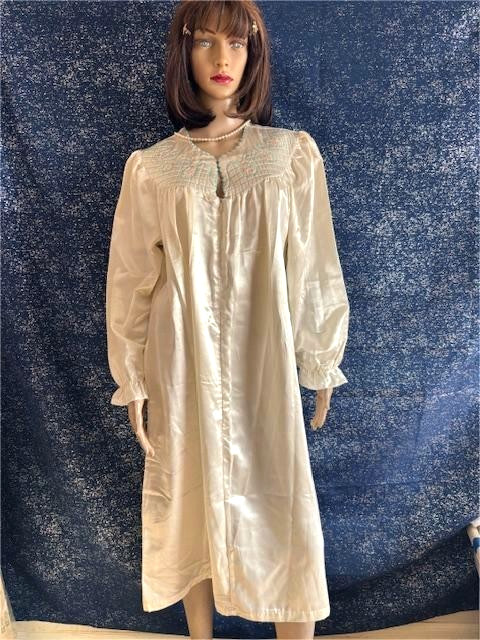 VTG IT’S A CHARM IVORY SATIN LOUNGEWEAR NIGHTGOWN SZ M