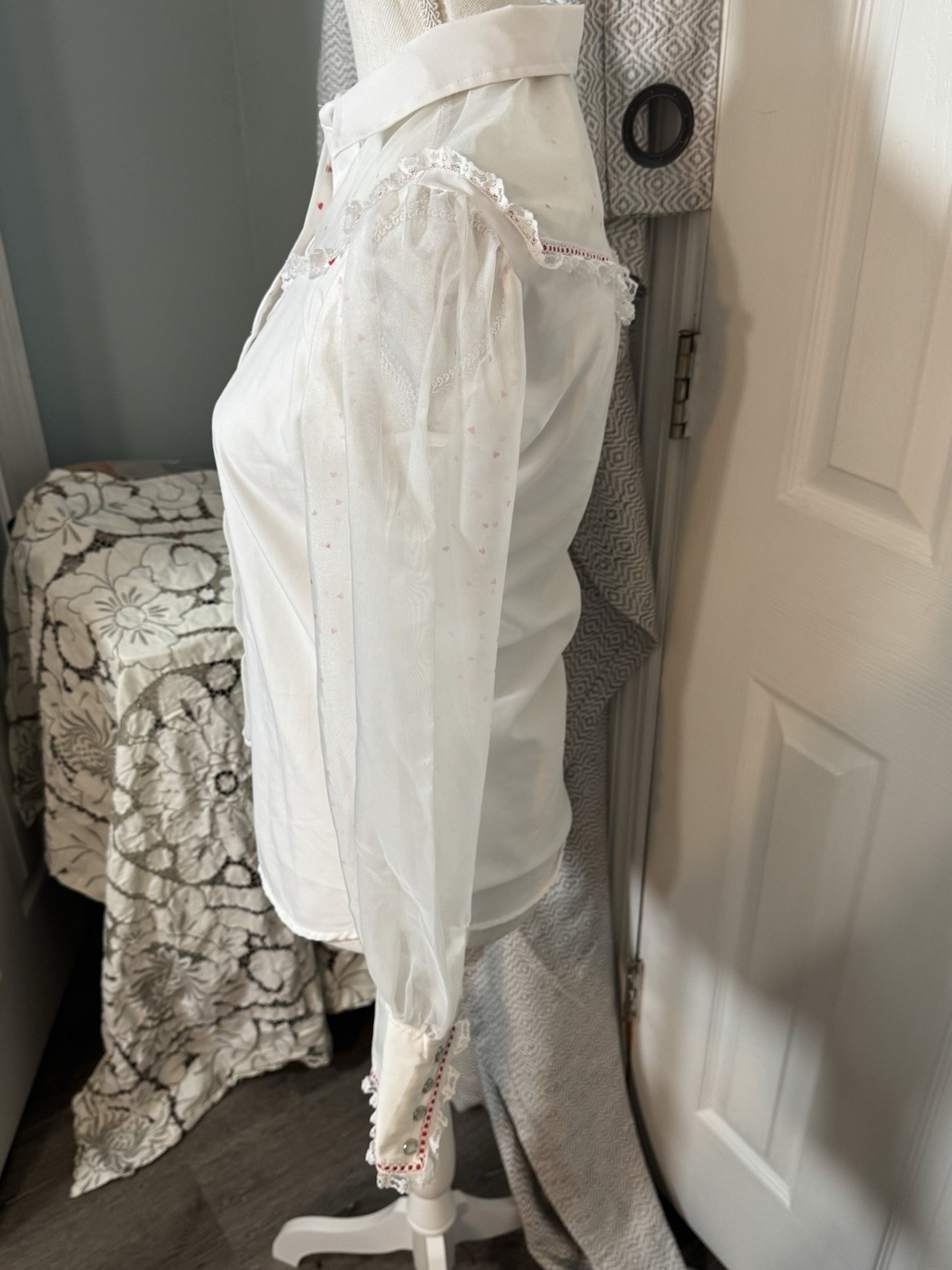 Karman Vintage White Long Sheer Sleeves Lace Pearl Snap Buttons Hearts 9/10