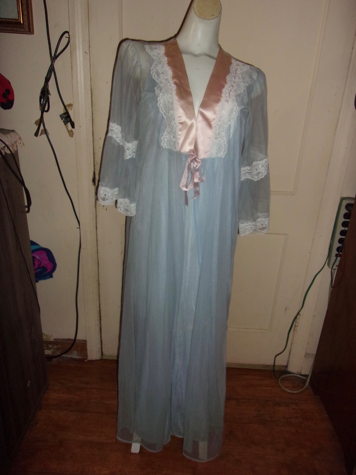 VTG. Peignoir Set Long Blue Pink Satin New Large Rikki !960’s White Flower Lace