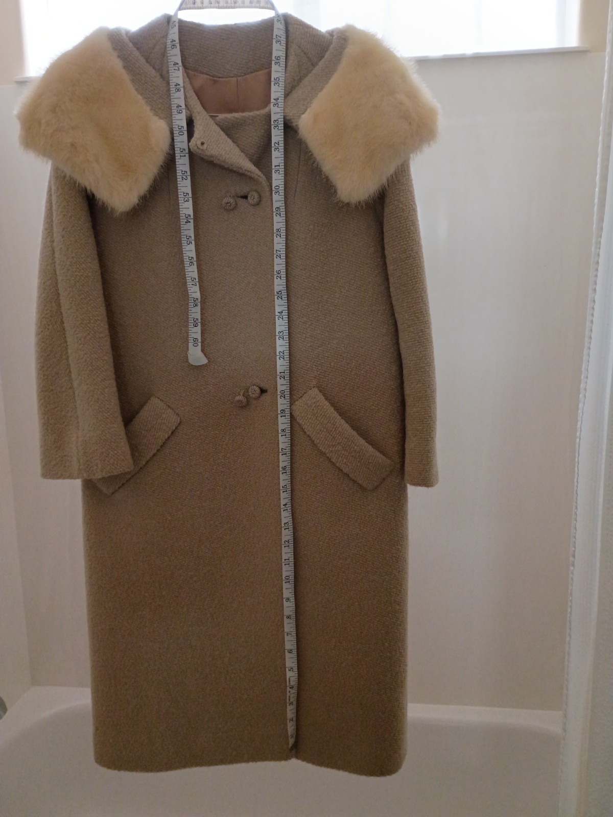 Vintage „A Siari Original Beige Tweed Coat With Authentic Mink Collar
