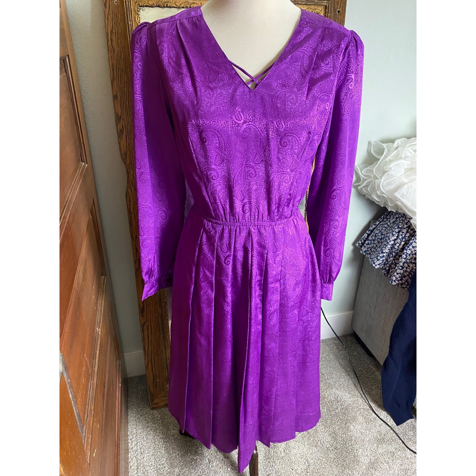 Vintage 70s Purple Paisley Jacquard Pleated Midi Dress Long Sleeve V-Neck S/M