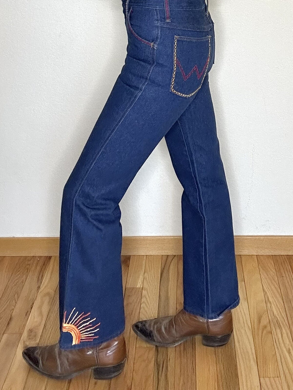 NOS 70s Vintage Hand Embroidered Wrangler No Fault Bootcut USA Denim Jeans 28×29