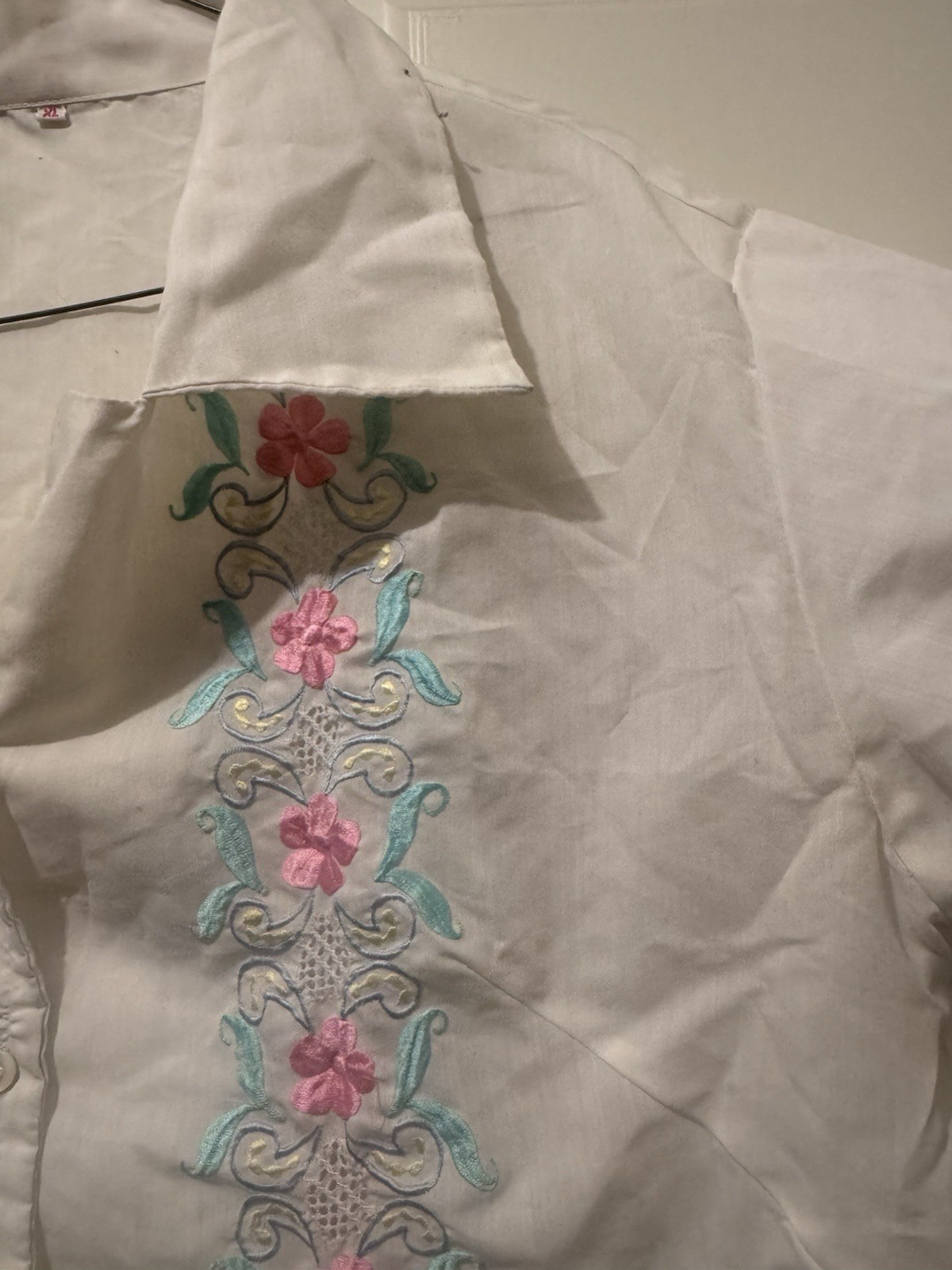 Vintage Embroidered Floral Blouse. Womens XlLarge Pastel Boho White Short Sleeve