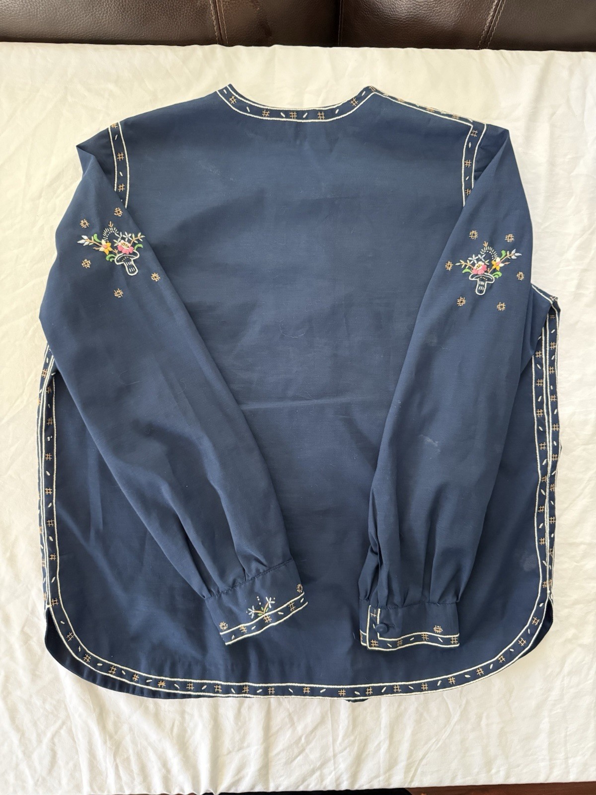 VINTAGE Hand Embroidered xL Daffodil Floral Blouse Navy, Long Sleeve