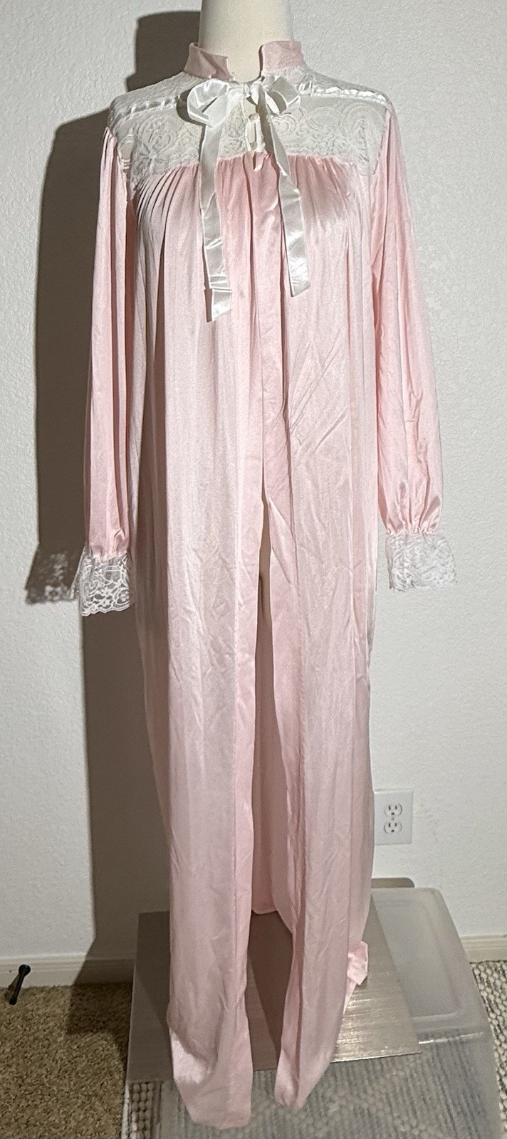 Vintage Soft Moments Pink Dressing Robe Nightgown Lace Floor Length Peignoir Vtg