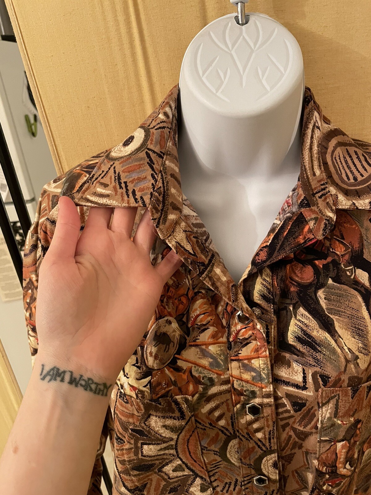 Vintage Unbranded (Handmade?) Native American Womens Button Up Collared Shirt