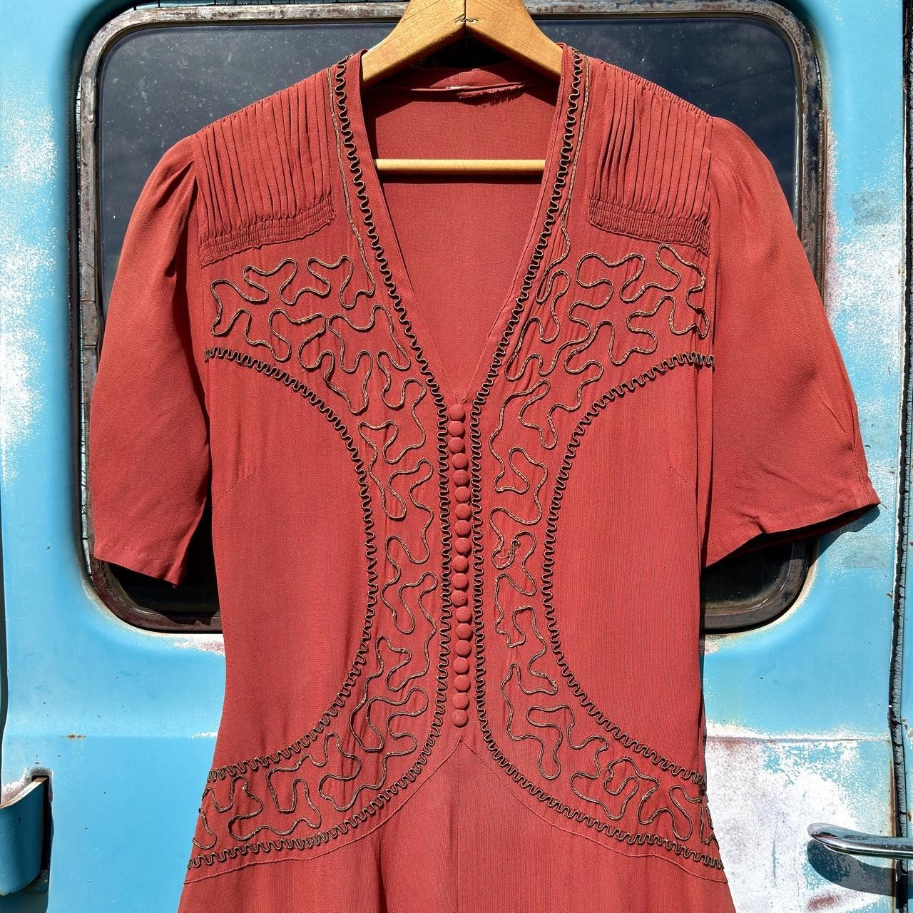1930s terracotta red rayon crepe day dress w/ contrast squiggle soutache