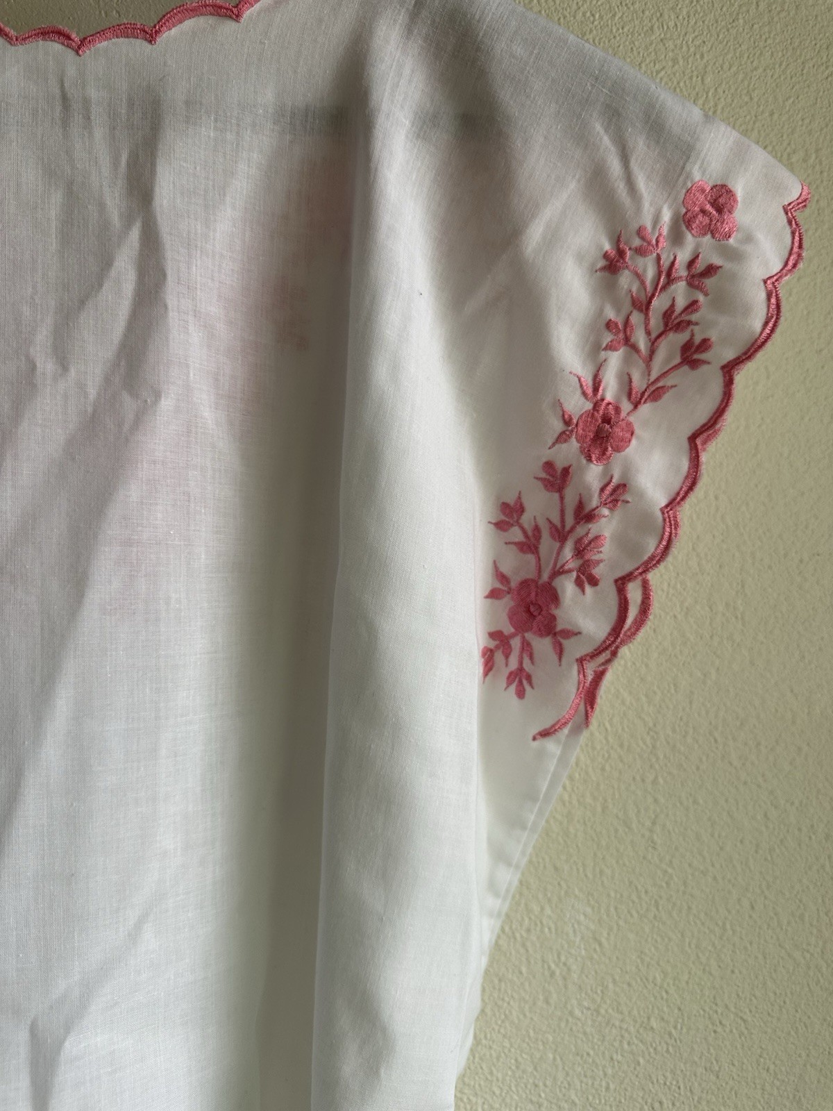Vintage 70’s/80’s Embroidered Blouse with Tie Women’s Size M White and pink