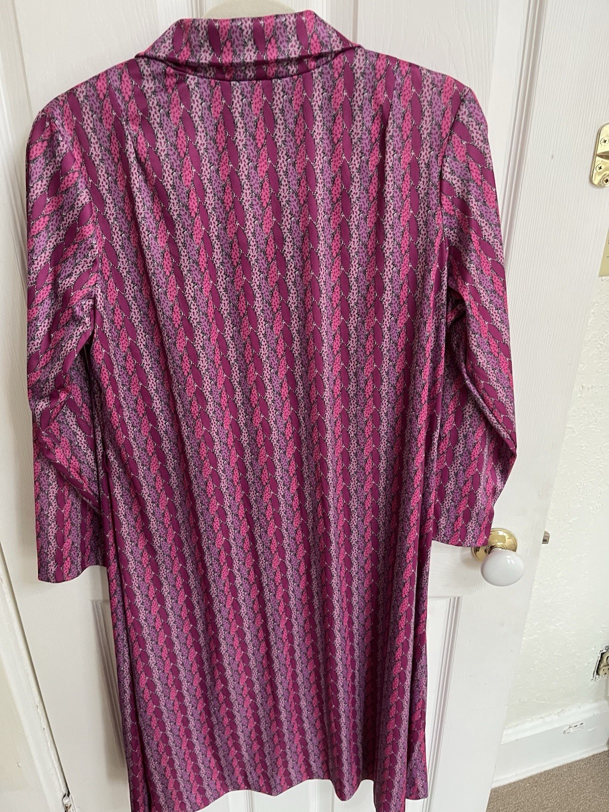British Lady Vintage 1970s Pink Patterned Robe Size 20 1/2 Purple Black