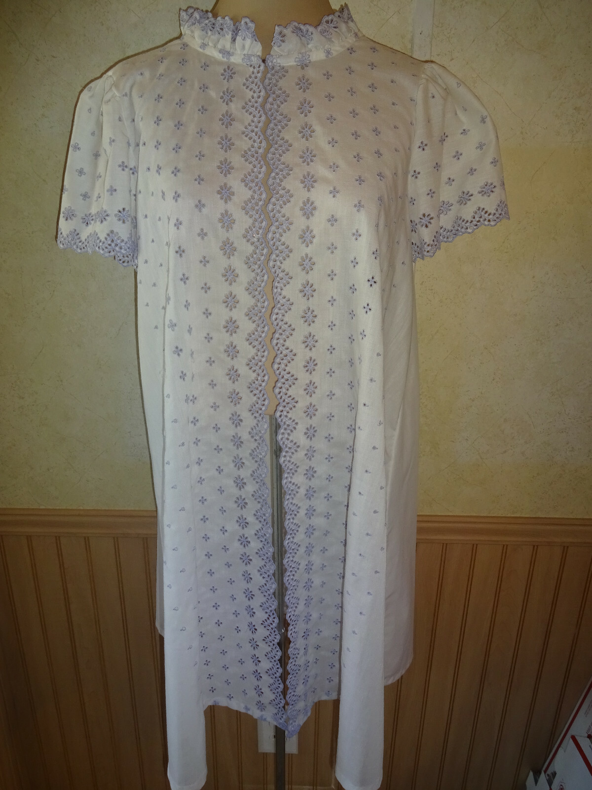 Vintage Dreamaway Dream Away Robe M White Purple Lavender Eyelet Short Sleeves