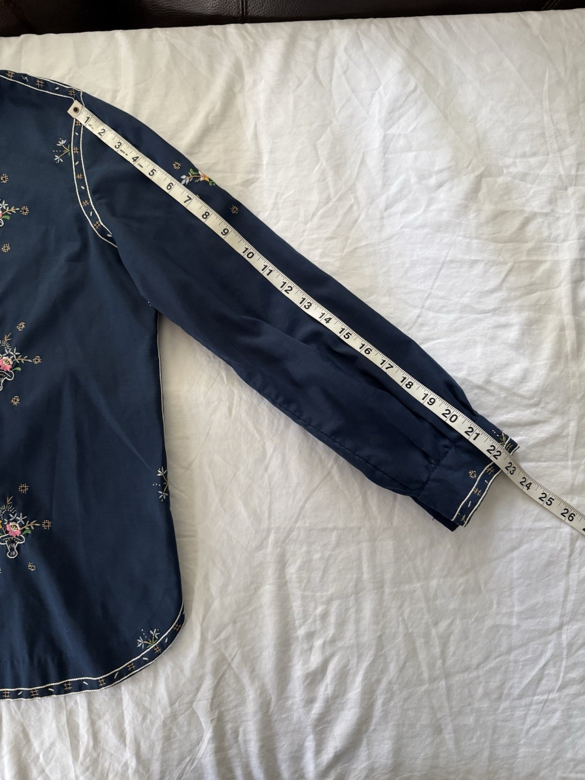 VINTAGE Hand Embroidered xL Daffodil Floral Blouse Navy, Long Sleeve