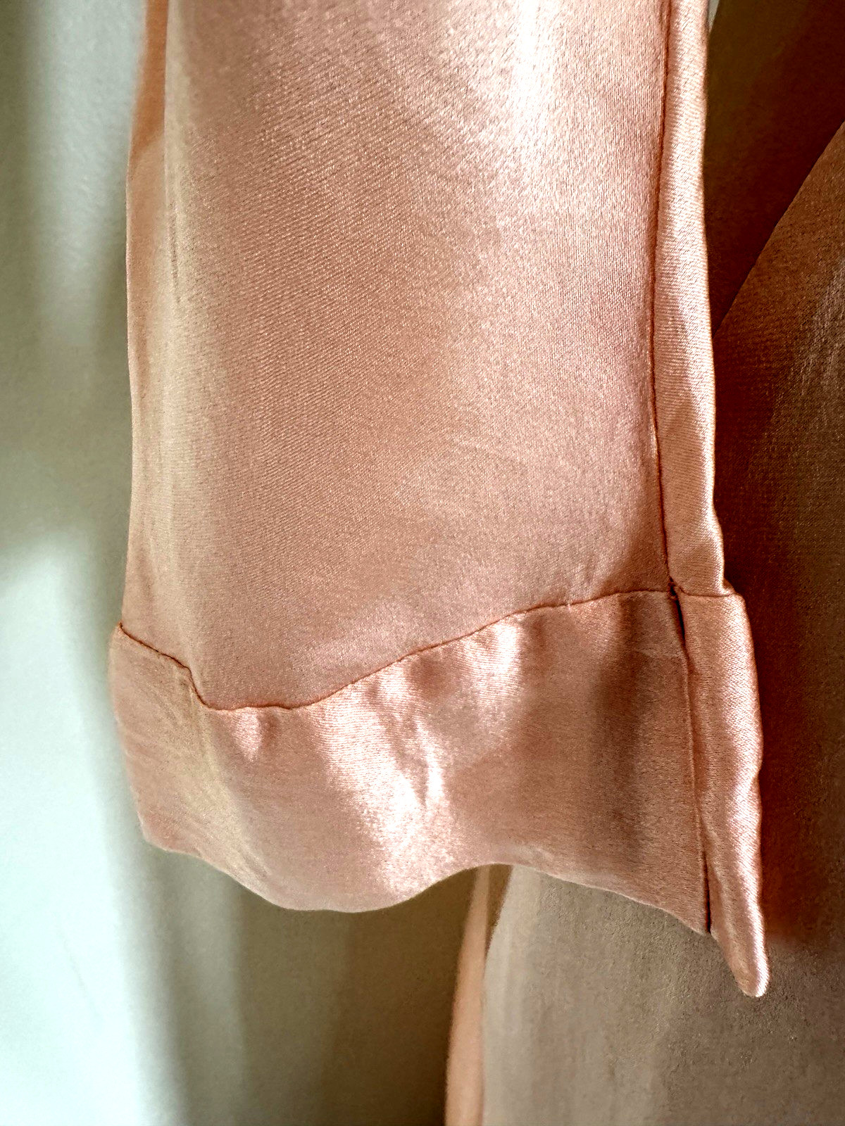 1930s FAMOUS-BARR Peachy Pink SILK NEGLIGEE Boudoir Robe Peignoir S Lace Trim