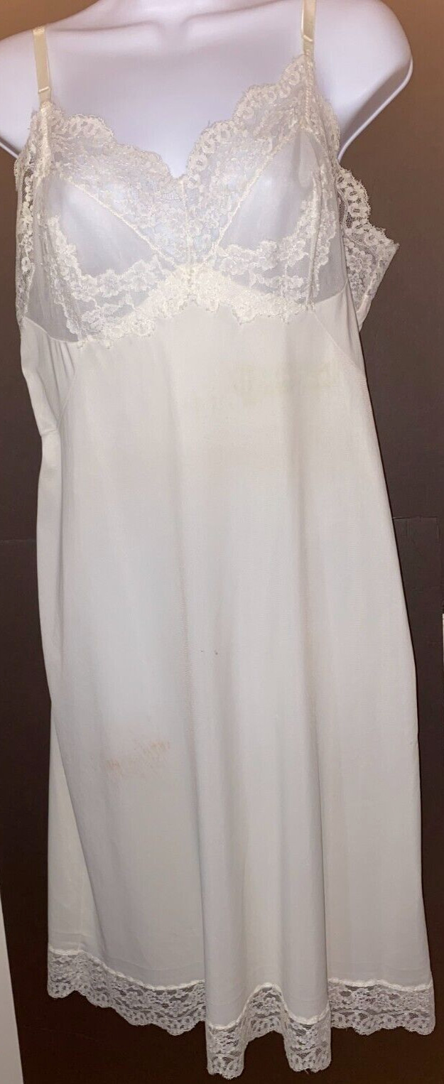 Vintage Sexy Cream Off White Full Slip Size 36 Bust Nylon, Elaborate 2 Stains