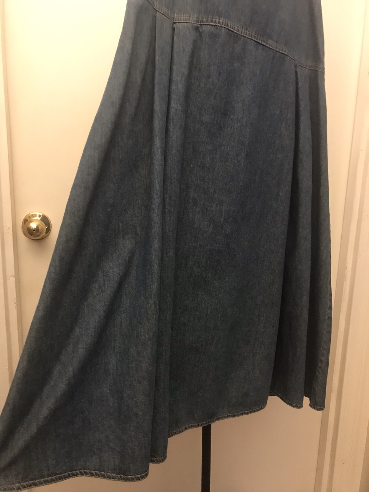 Stylish 26″ waist Avr La Acid Washed Denim Jean Skirt Midi Length. B68.