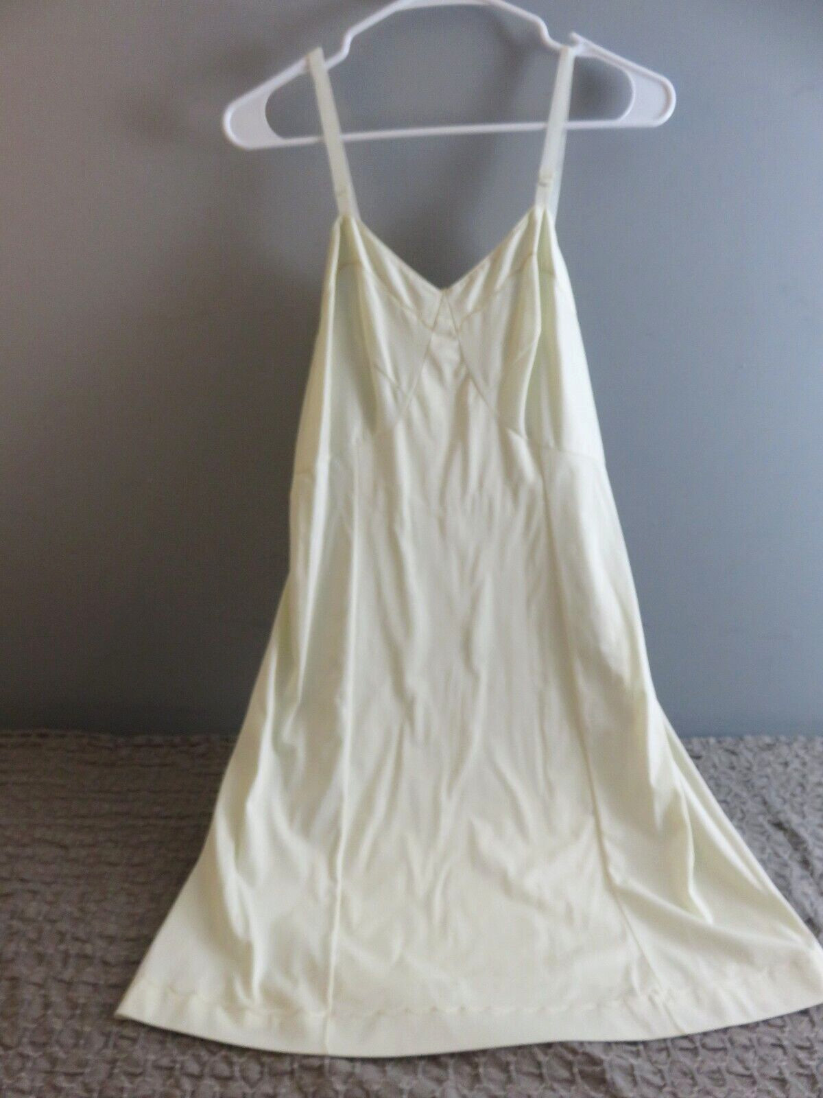 vintage Slip Sears THE-DOESN’T-SLIP Anti-Cling Nylon Cream Avg. 36 EXC.