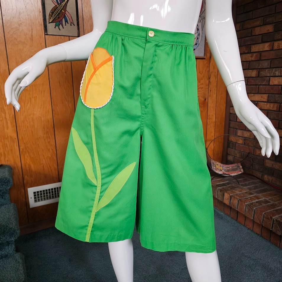 Vintage 1960s Hippie Novelty Tulip Applique Pocket Culotte Gaucho Shorts S/M