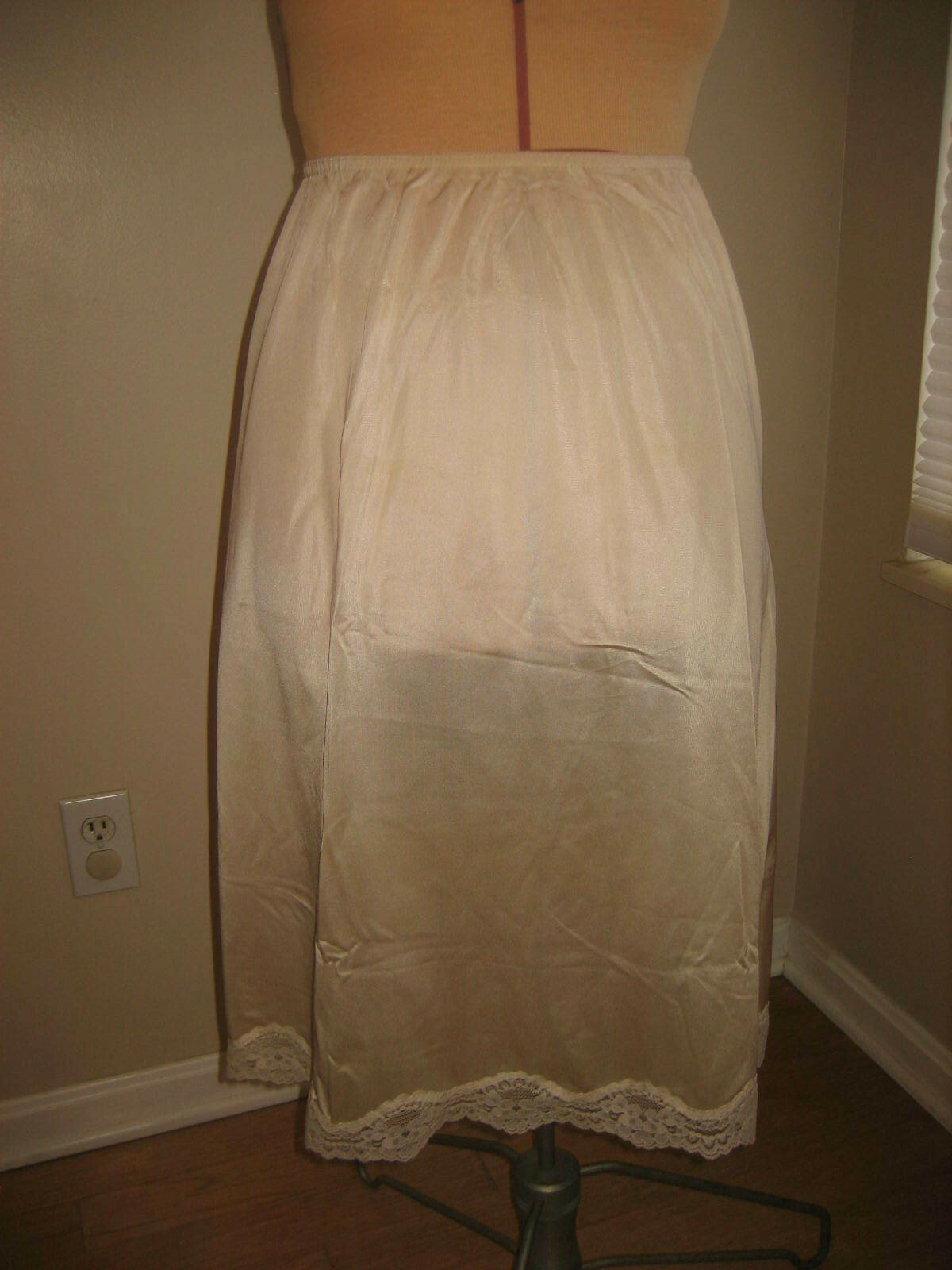 GREENCO MAID Beige Nylon Half Slip, Scallop Lace Hem – Size M – USA
