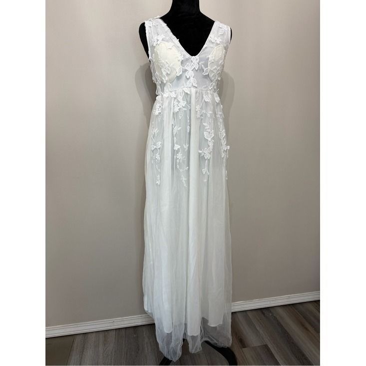 White Lace Applique Tulle Maxi Dress V-Neck Sleeveless Floral Bridal Gown