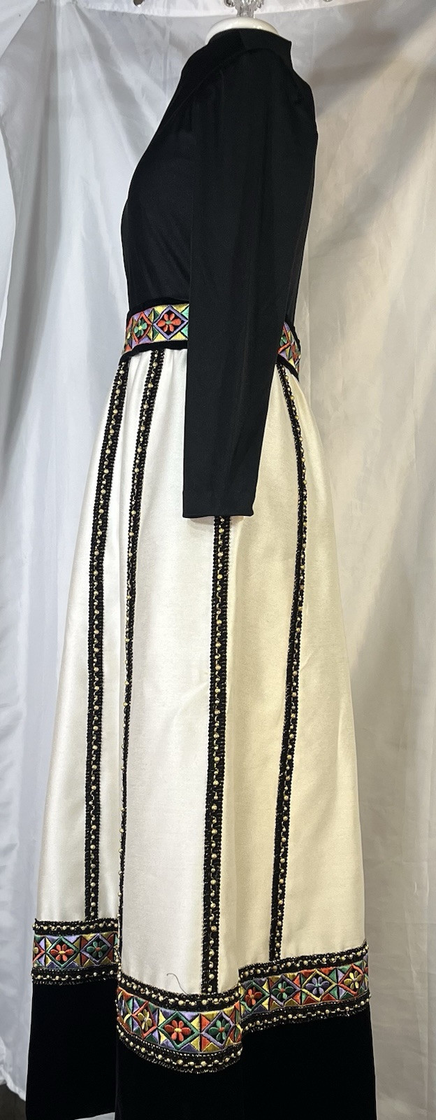 Stunning VTg Mod 1960s/1970s Maxi Dress Velvet,Mod Daisy’s,Beaded bric-A-brac