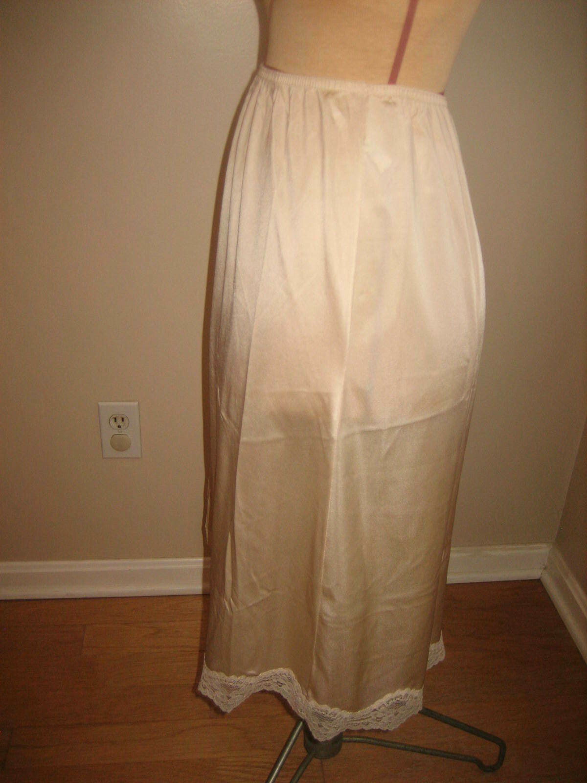 GREENCO MAID Beige Nylon Half Slip, Scallop Lace Hem – Size M – USA