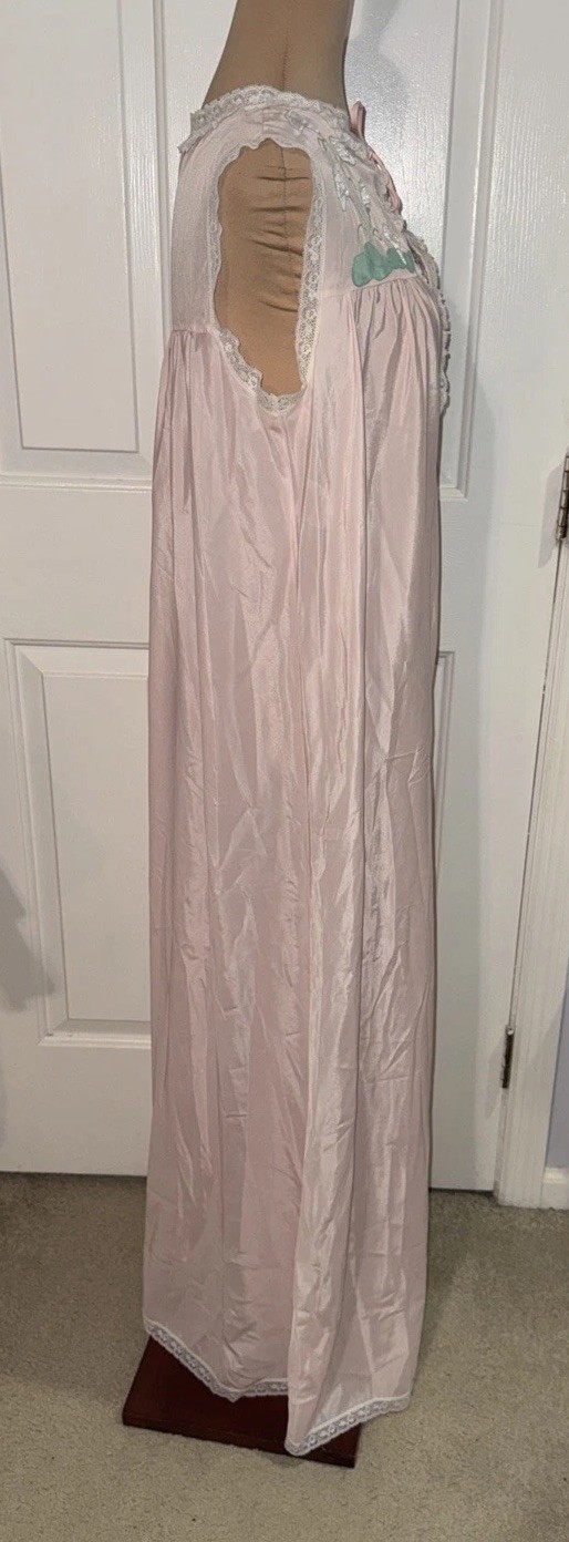Vintage Woman’s Medium Gown Corhan NOUMAIR Nightgown USA